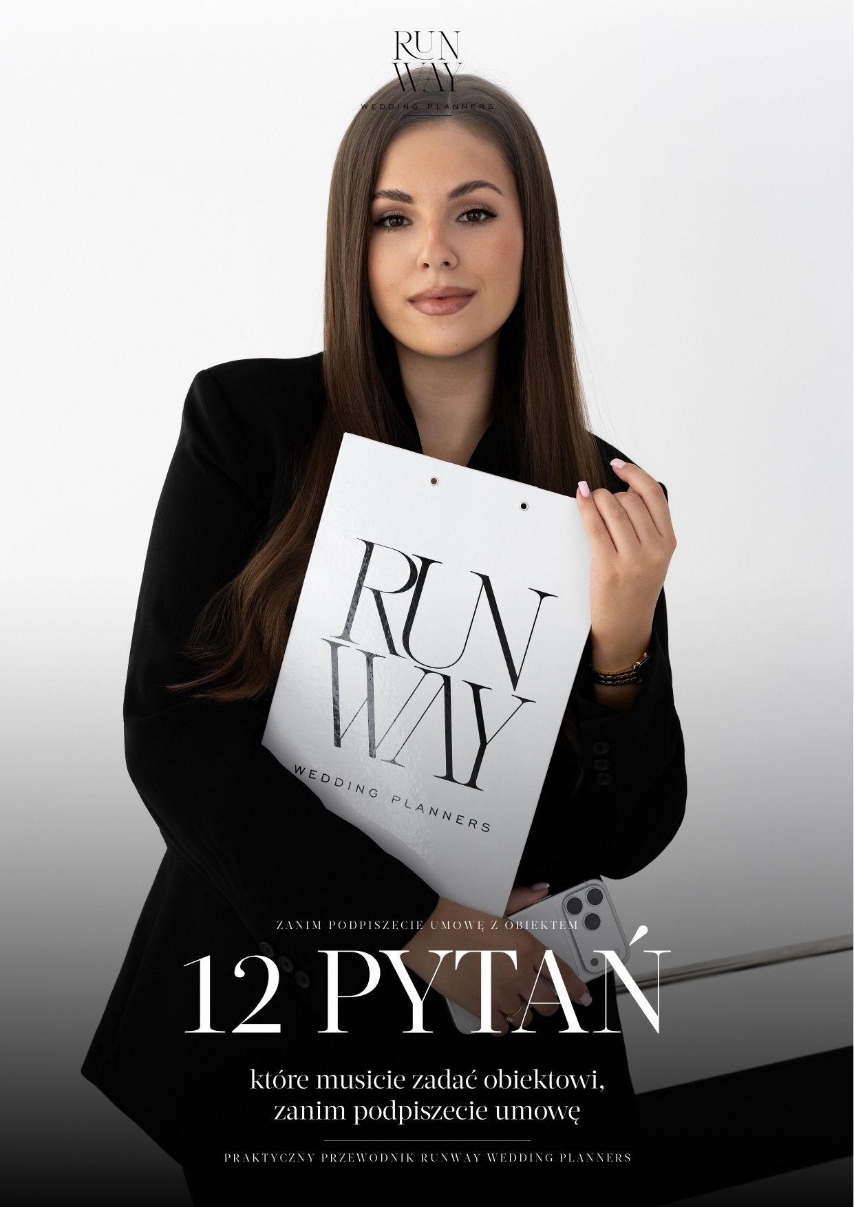 Okładka e-booka „12 pytań, które musicie zadać obiektowi, zanim podpiszecie umowę” - Dominika Zielińska z teczką RUNWAY Wedding Planners